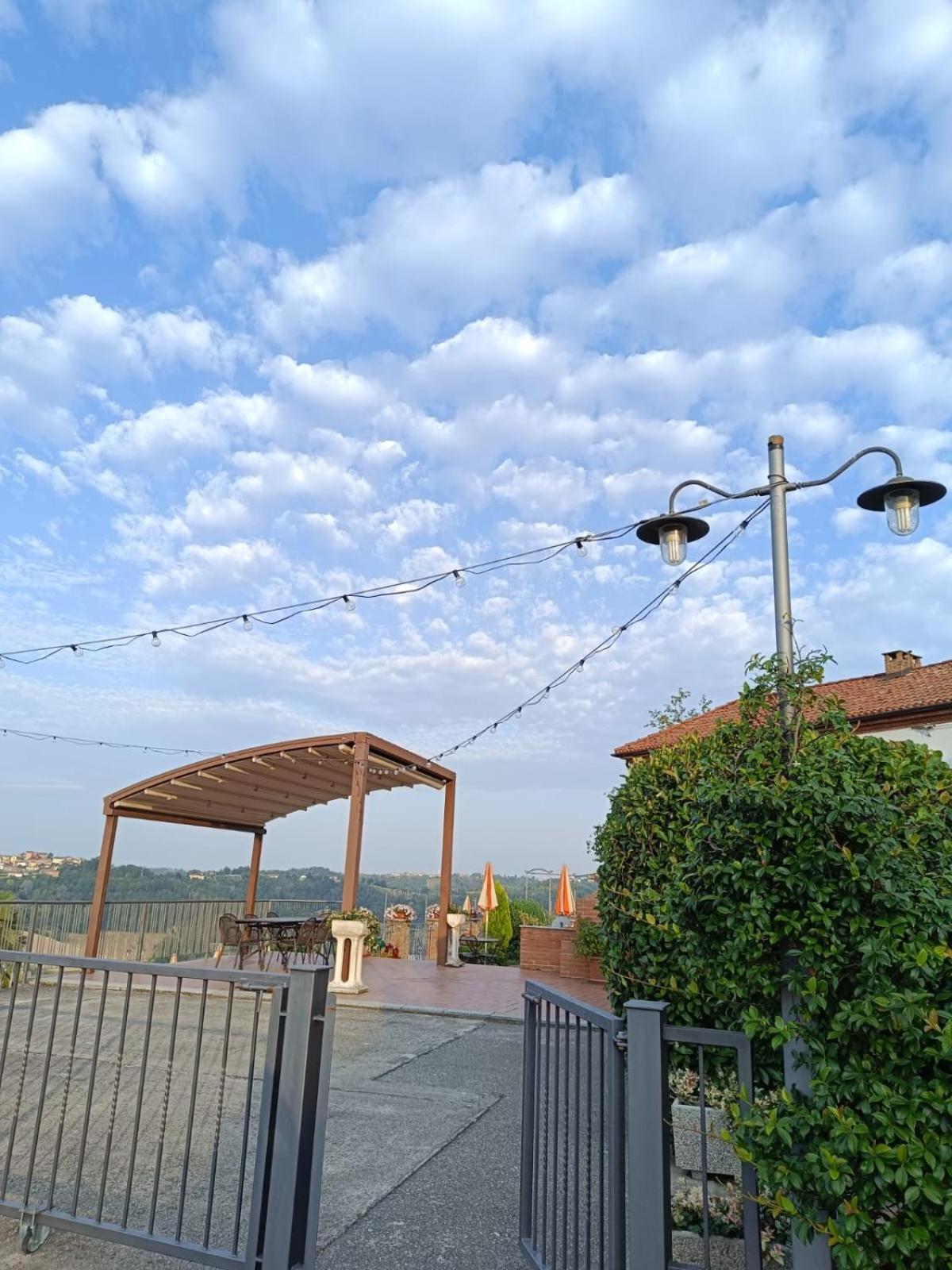 Il Pozzo Fiorito Apartment Cossombrato Luaran gambar