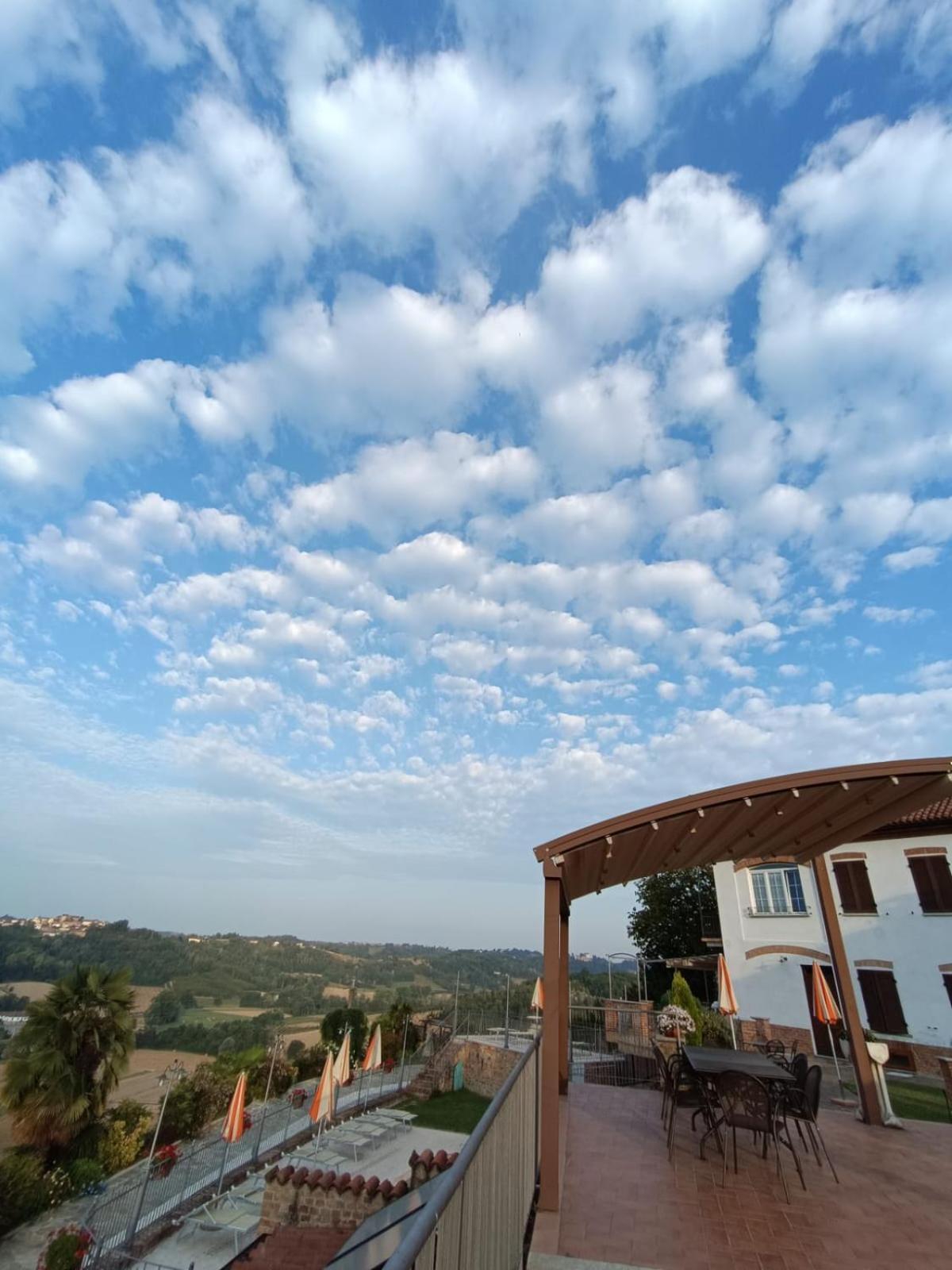 Il Pozzo Fiorito Apartment Cossombrato Luaran gambar